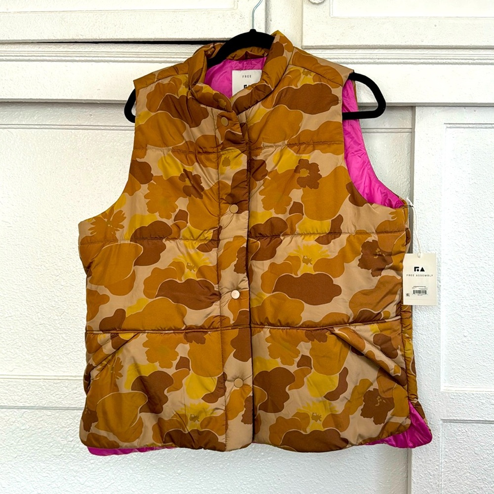 Free assembly pink and camouflage puff vest